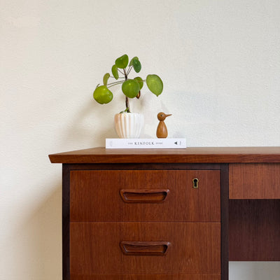 
                  
                    Vintage 2-zijdig bureau in teak
                  
                