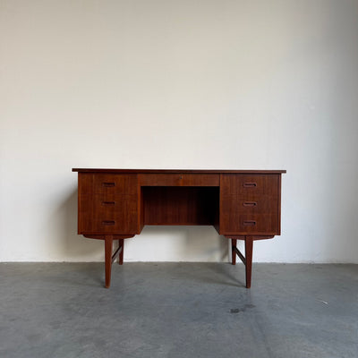 
                  
                    Vintage bureau teak 7 lades
                  
                