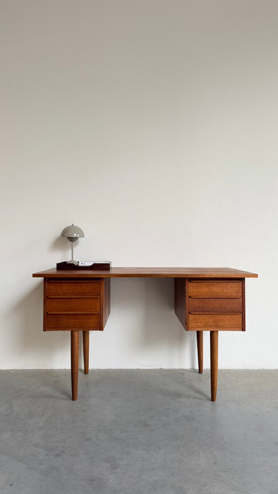 
                  
                    Vintage teak bureautje op slanke poten
                  
                
