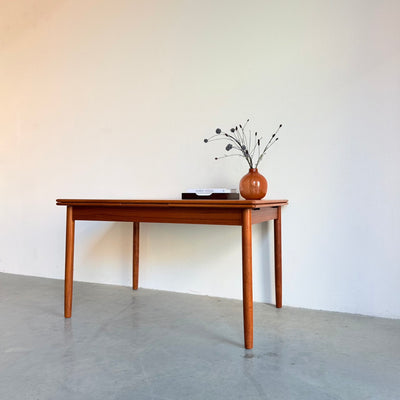 
                  
                    Uitschuifbare vintage eettafel in teak (126-222cm)
                  
                
