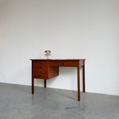 
                  
                    Vintage klein bureautje teak
                  
                