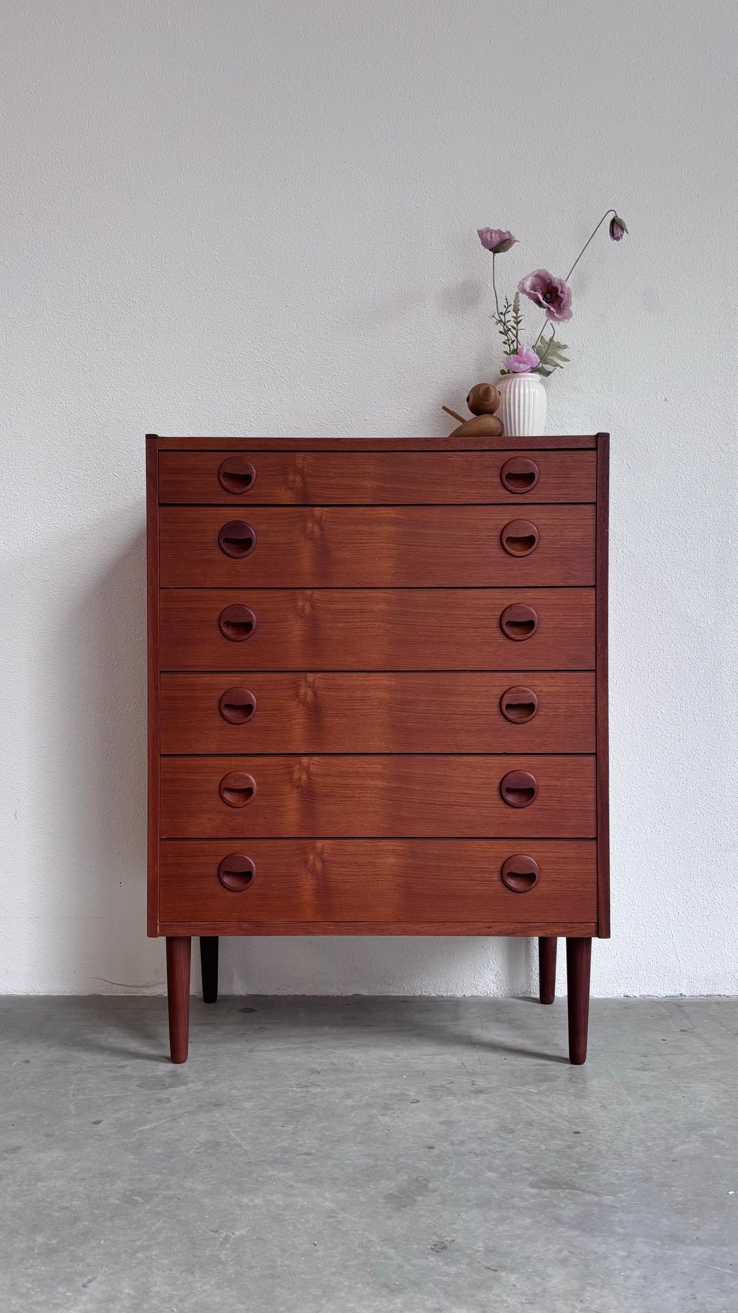 
                  
                    Vintage ladekast teak ronde greep
                  
                
