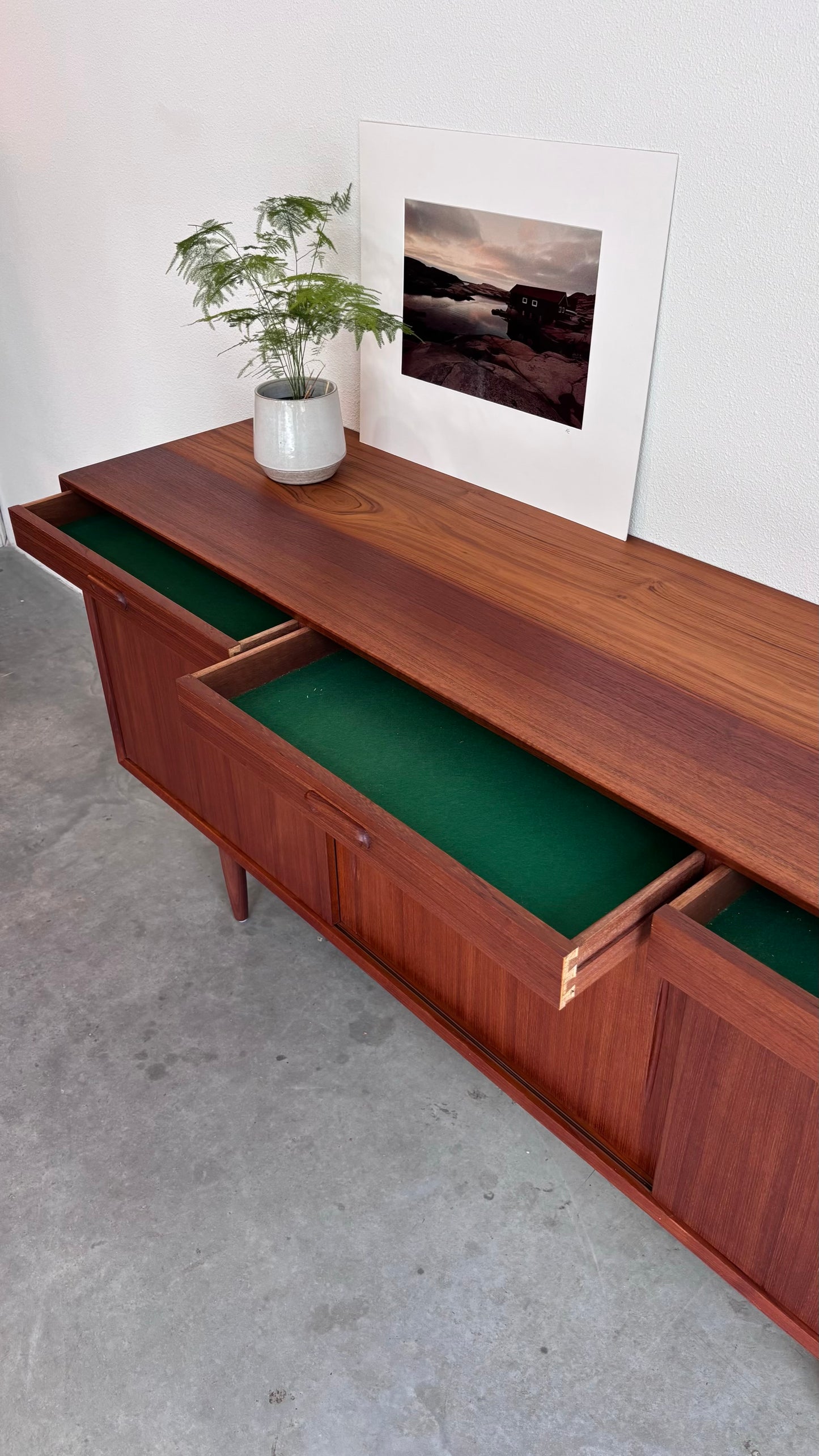 
                  
                    Vintage lowboard teak 3 lades+deuren
                  
                