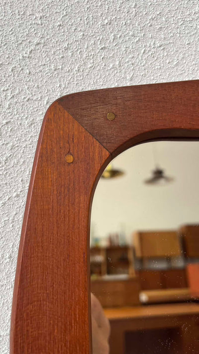 
                  
                    Spiegel teak messing detail
                  
                
