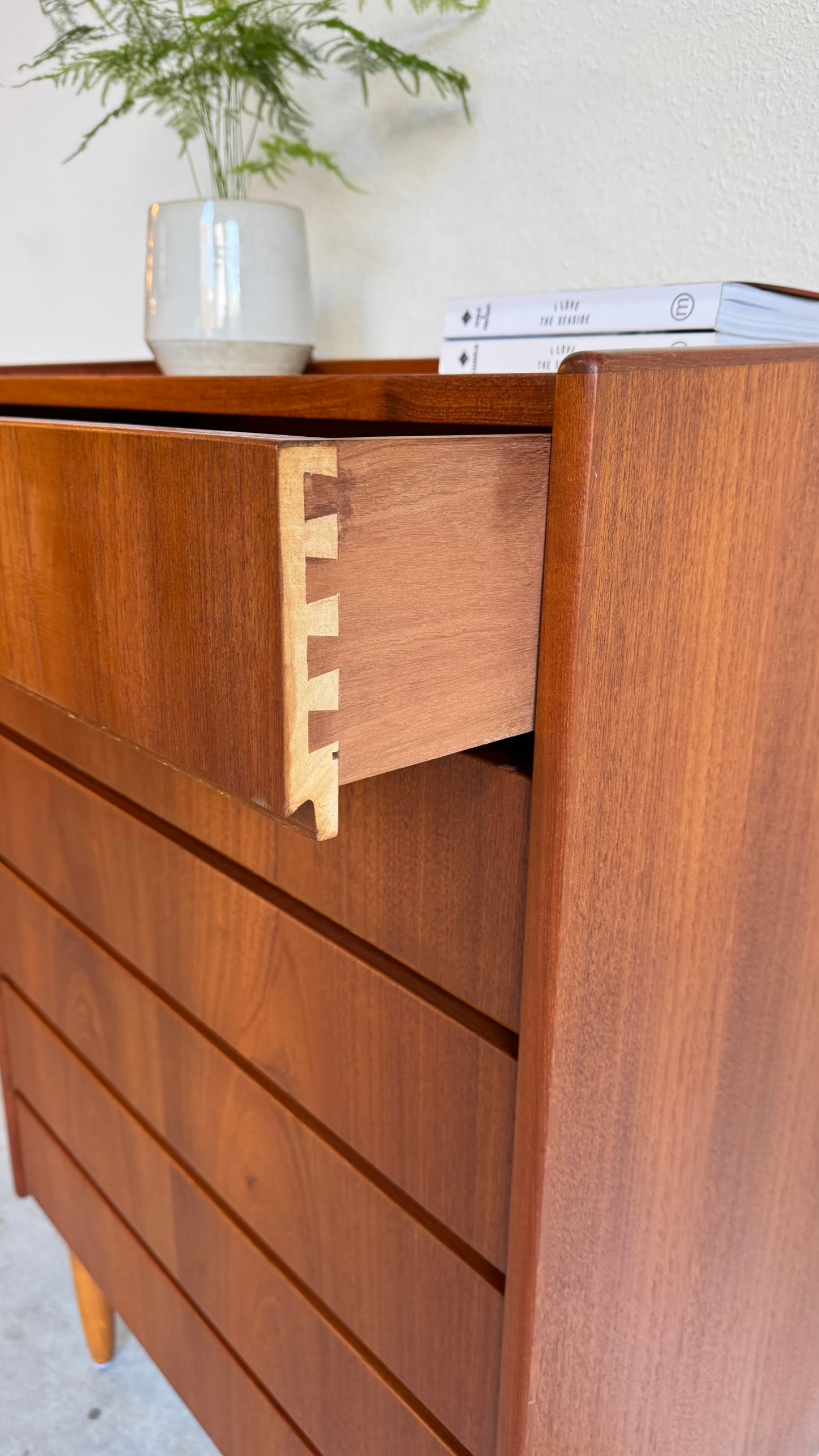 
                  
                    Vintage ladekast teak 6*greeploos
                  
                