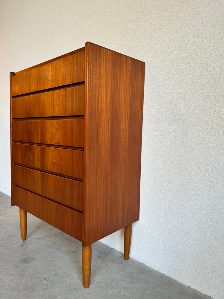 
                  
                    Vintage ladekast teak 6*greeploos
                  
                