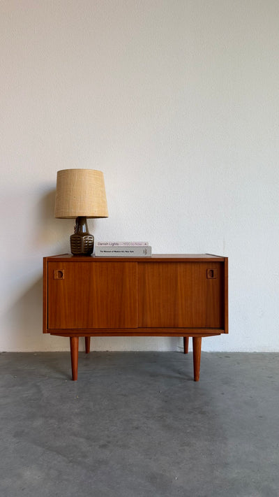 
                  
                    Deens laag sideboard teak met schuifdeurtjes
                  
                