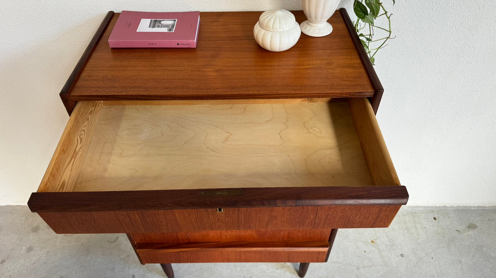 
                  
                    Vintage ladekast teak 6*
                  
                