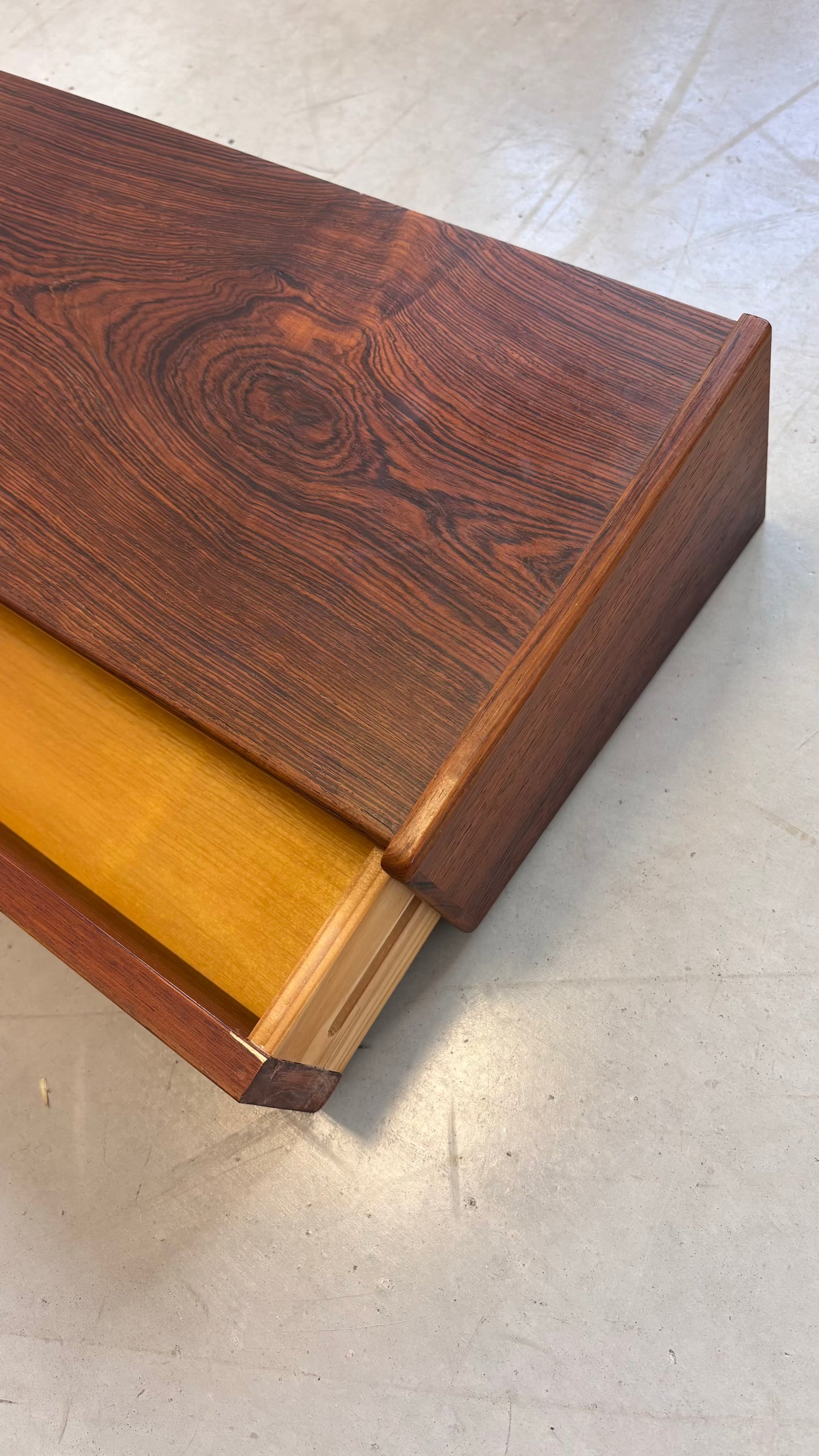 
                  
                    Vintage wandkastje palissander
                  
                