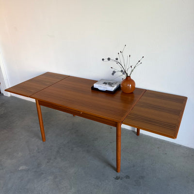 
                  
                    Uitschuifbare vintage eettafel in teak (126-222cm)
                  
                