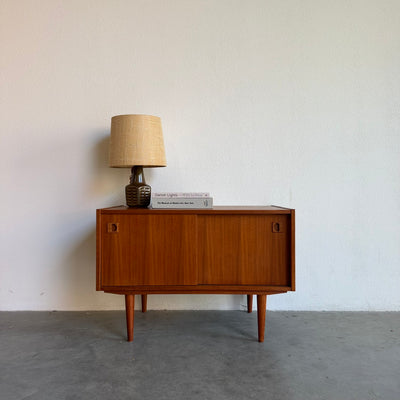 
                  
                    Deens laag sideboard teak met schuifdeurtjes
                  
                