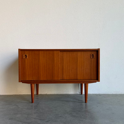 
                  
                    Deens laag sideboard teak met schuifdeurtjes
                  
                