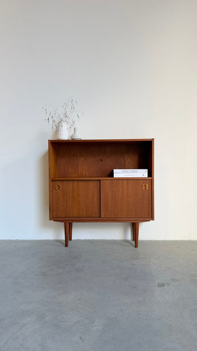 
                  
                    Deens klein boekenkastje met schuifdeuren
                  
                