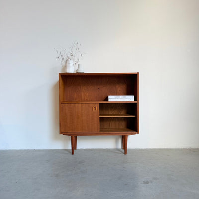 
                  
                    Deens klein boekenkastje met schuifdeuren
                  
                