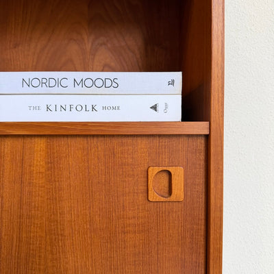 
                  
                    Deens klein boekenkastje met schuifdeuren
                  
                