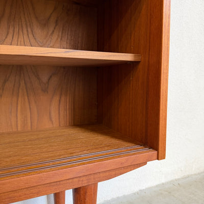 
                  
                    Deens klein boekenkastje met schuifdeuren
                  
                