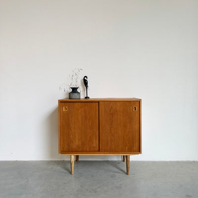 
                  
                    Vintage eiken sideboard met schuifdeurtjes
                  
                
