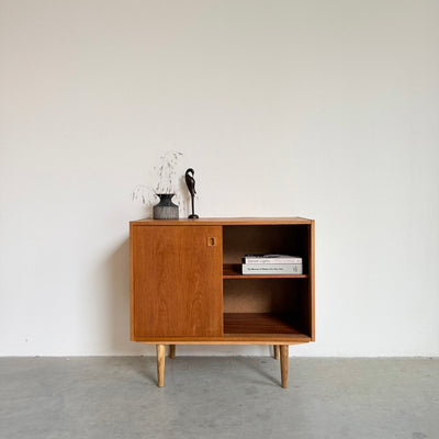 
                  
                    Vintage eiken sideboard met schuifdeurtjes
                  
                
