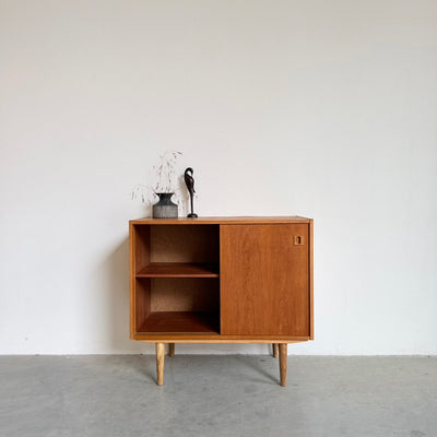 
                  
                    Vintage eiken sideboard met schuifdeurtjes
                  
                