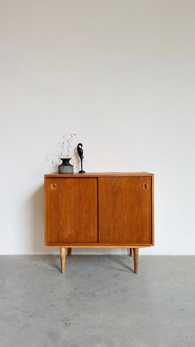 
                  
                    Vintage eiken sideboard met schuifdeurtjes
                  
                