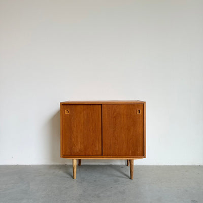 
                  
                    Vintage eiken sideboard met schuifdeurtjes
                  
                
