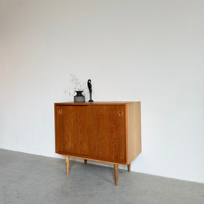 
                  
                    Vintage eiken sideboard met schuifdeurtjes
                  
                