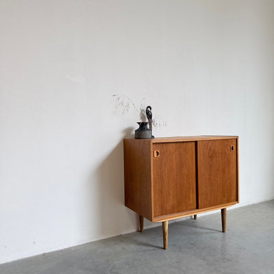 
                  
                    Vintage eiken sideboard met schuifdeurtjes
                  
                