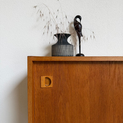 
                  
                    Vintage eiken sideboard met schuifdeurtjes
                  
                