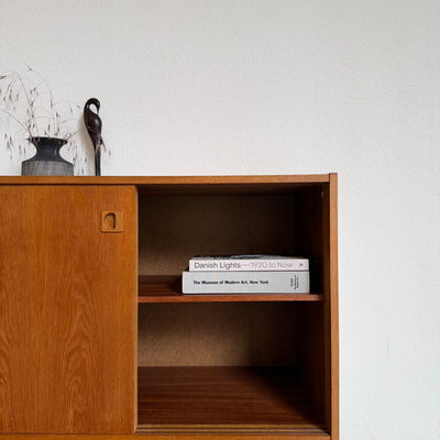 
                  
                    Vintage eiken sideboard met schuifdeurtjes
                  
                