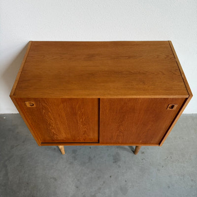 
                  
                    Vintage eiken sideboard met schuifdeurtjes
                  
                