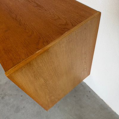 
                  
                    Vintage eiken sideboard met schuifdeurtjes
                  
                
