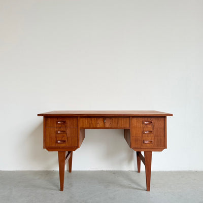 
                  
                    Deens vintage bureau in teak
                  
                