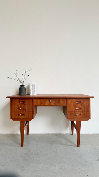 
                  
                    Deens vintage bureau in teak
                  
                