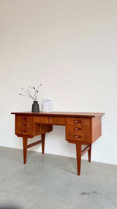 
                  
                    Deens vintage bureau in teak
                  
                