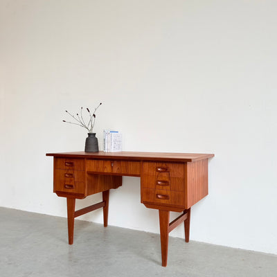 
                  
                    Deens vintage bureau in teak
                  
                