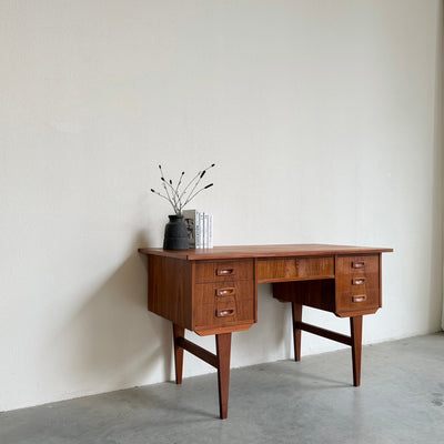 
                  
                    Deens vintage bureau in teak
                  
                