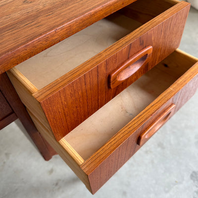 
                  
                    Deens vintage bureau in teak
                  
                