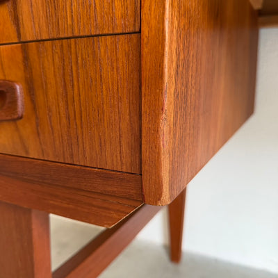 
                  
                    Deens vintage bureau in teak
                  
                