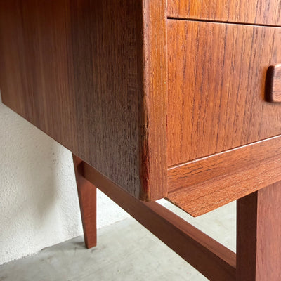 
                  
                    Deens vintage bureau in teak
                  
                