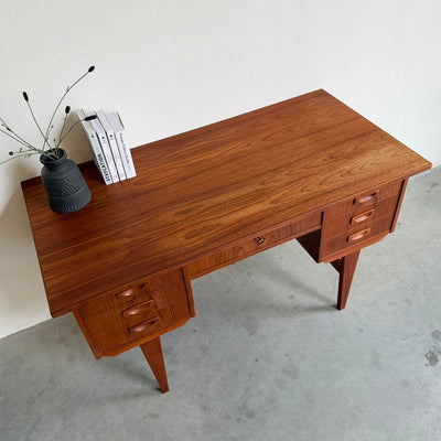 
                  
                    Deens vintage bureau in teak
                  
                