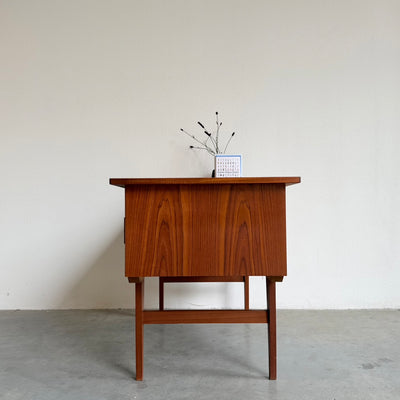 
                  
                    Deens vintage bureau in teak
                  
                