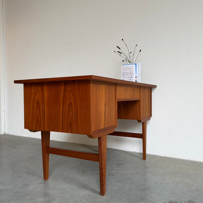 
                  
                    Deens vintage bureau in teak
                  
                
