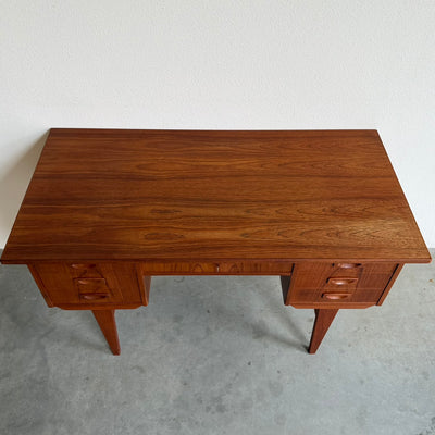 
                  
                    Deens vintage bureau in teak
                  
                