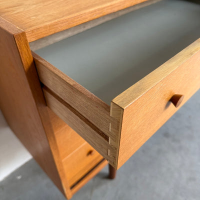 
                  
                    Vintage eiken sideboard Domino lades en schuifdeur
                  
                