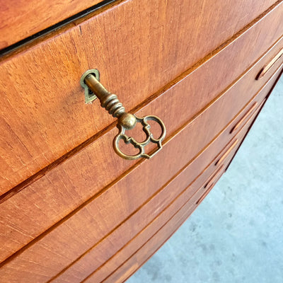 
                  
                    Vintage teak ladekast breed en afgerond
                  
                