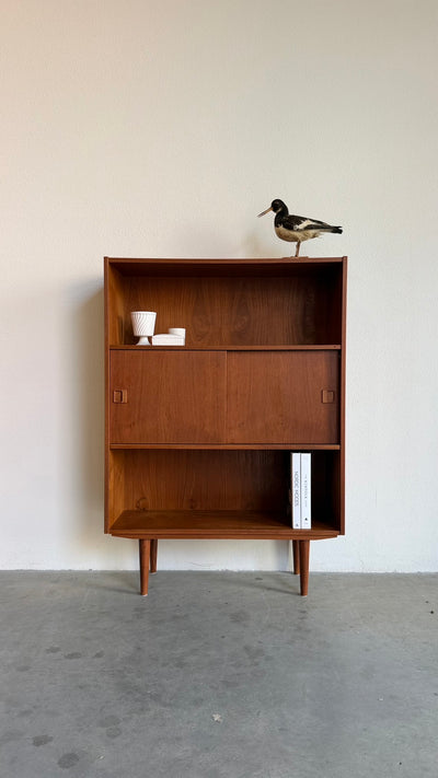 
                  
                    Teak vintage boekenkast met schuifdeurtjes
                  
                