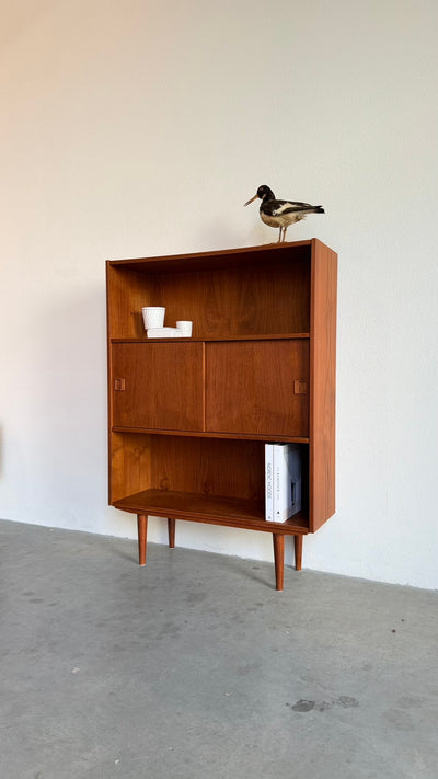 
                  
                    Teak vintage boekenkast met schuifdeurtjes
                  
                