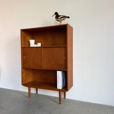 
                  
                    Teak vintage boekenkast met schuifdeurtjes
                  
                