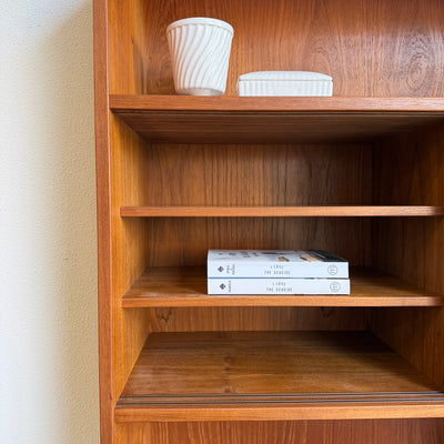 
                  
                    Teak vintage boekenkast met schuifdeurtjes
                  
                