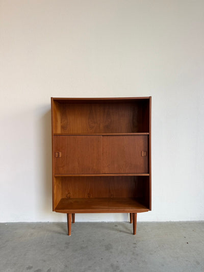 
                  
                    Teak vintage boekenkast met schuifdeurtjes
                  
                
